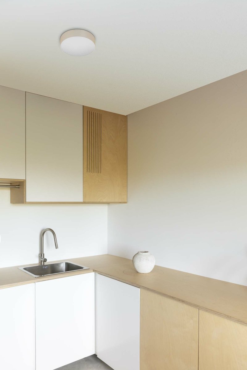 Aris Ø20 Wit plafondlamp Van Faro Barcelona - Met een kleurtemperatuur van 2700K verspreidt hij een warm en aangenaam licht dat een uitnodigende sfeer cre&euml;ert - perfect voor zowel woonkamers, slaapkamers als keukens.