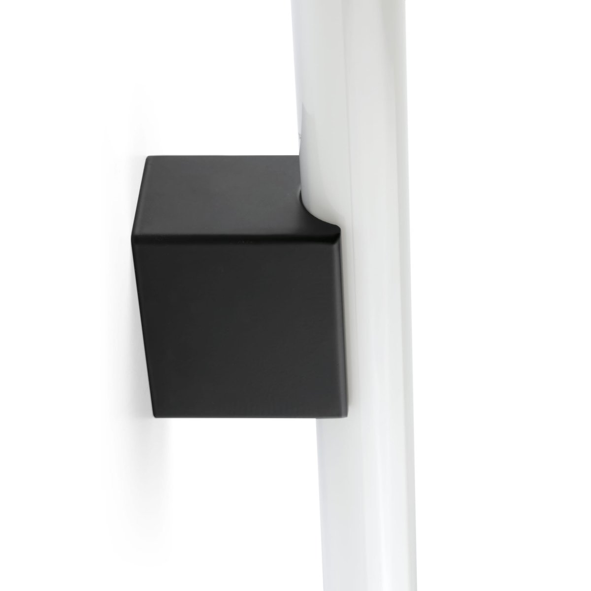 Calma 50cm Zwart badkamerlamp Van Faro Barcelona - Calma is een wandlamp met een zwarte afwerking, perfect voor algemene verlichting in bijvoorbeeld keukens, gangen of gangen.