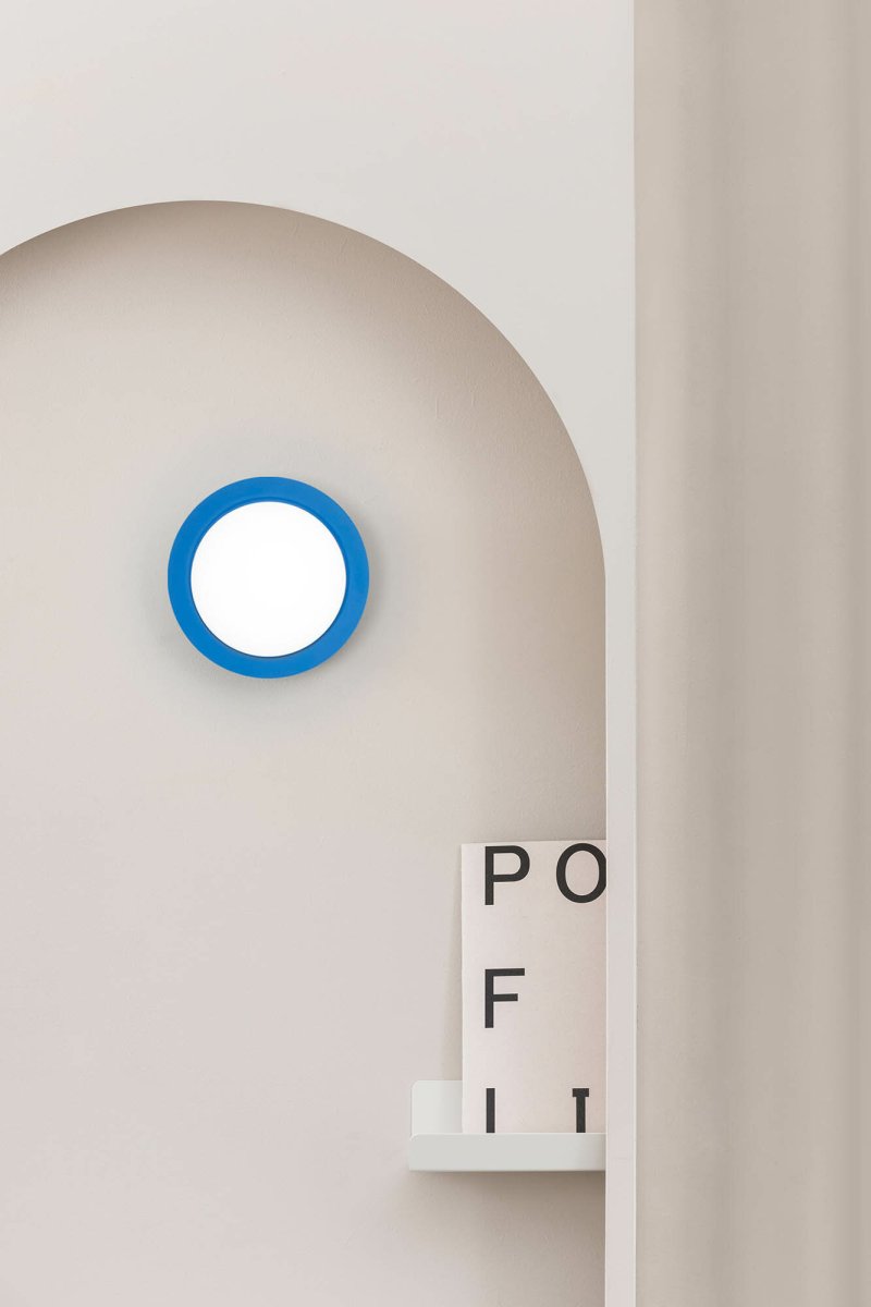 May Ø12 Blauw badkamerlamp Van Faro Barcelona - May is een ronde en stijlvolle lamp, ontworpen door Faro Lab, die zowel aan de wand als aan het plafond kan worden gemonteerd.