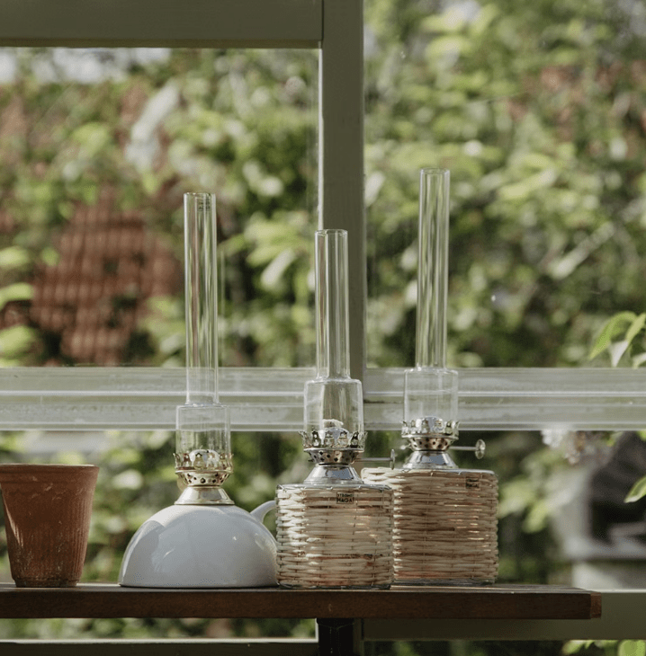 Basket-style kerosene lamp small Bruin Van Strömshaga - Rechte petroleumlamp van glas en gevlochten mand en brander van nikkel.