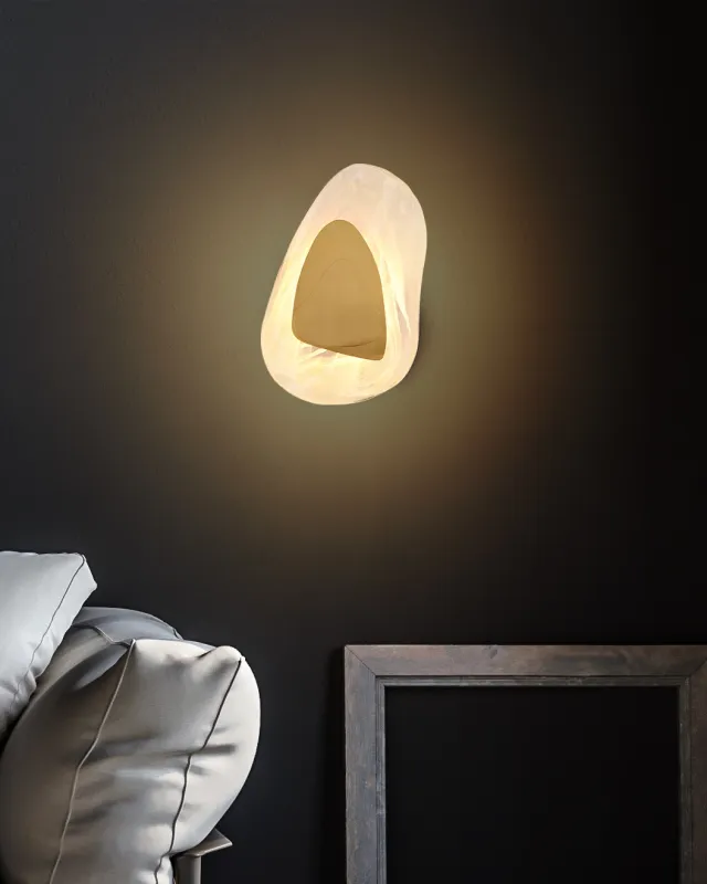 Dorsey 32cm Goud wandlamp Van Globo Lighting - Dorsey v&auml;gglampa f&ouml;rtrollar med sin unika molnformade design och skapar en harmonisk atmosf&auml;r i varje rum.