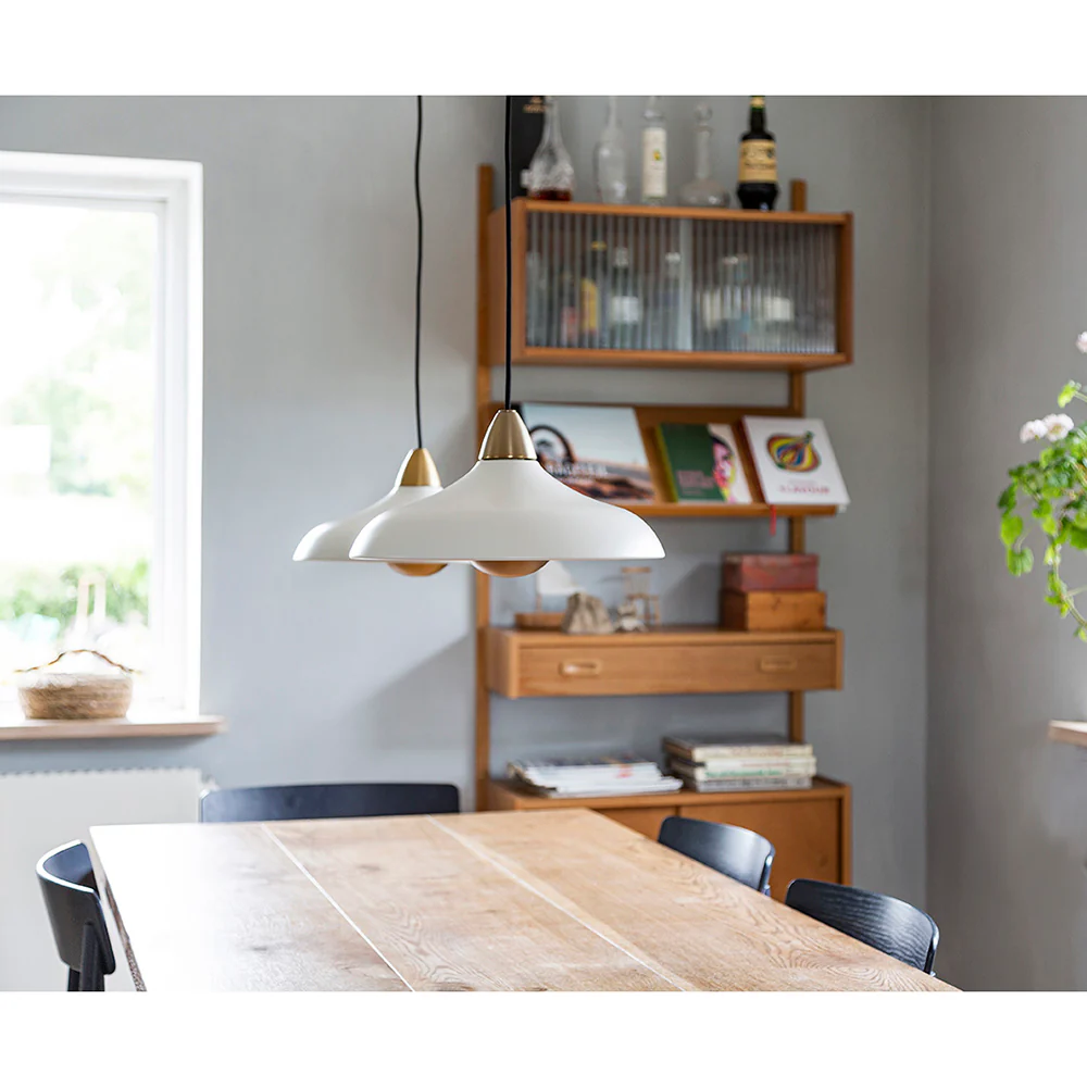 Urban Wide Ø36 Wit hanglamp Van Superliving - Verfraai uw huis met de moderne Urban Wide hanglamp, een stijlvolle combinatie van een matte witte afwerking en elegante messing details.