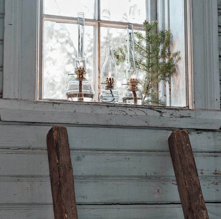 Kerosene Lamp Majken Small Transparant Van Strömshaga - Kleine petroleumlamp van helder glas met branderbuizen van helder glas en brander van messing.