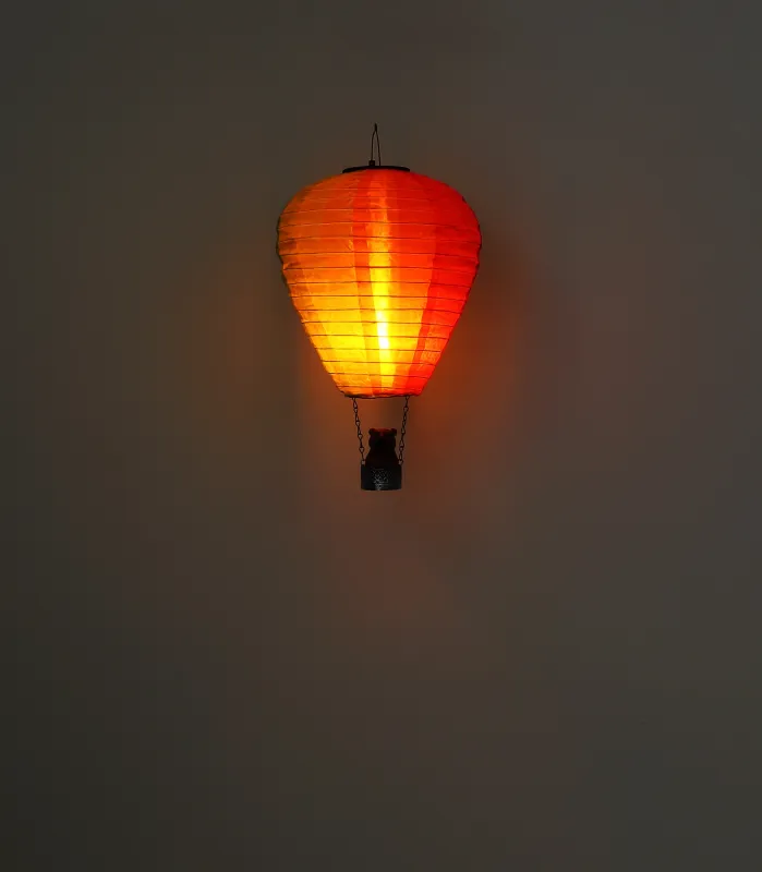 Balloon Veelkleurig solarlamp Van Globo Lighting - Skapa en lekfull k&auml;nsla i tr&auml;dg&aring;rden med Balloon, en solcellsdriven dekoration inspirerad av en luftballong med en bj&ouml;rn i korgen.