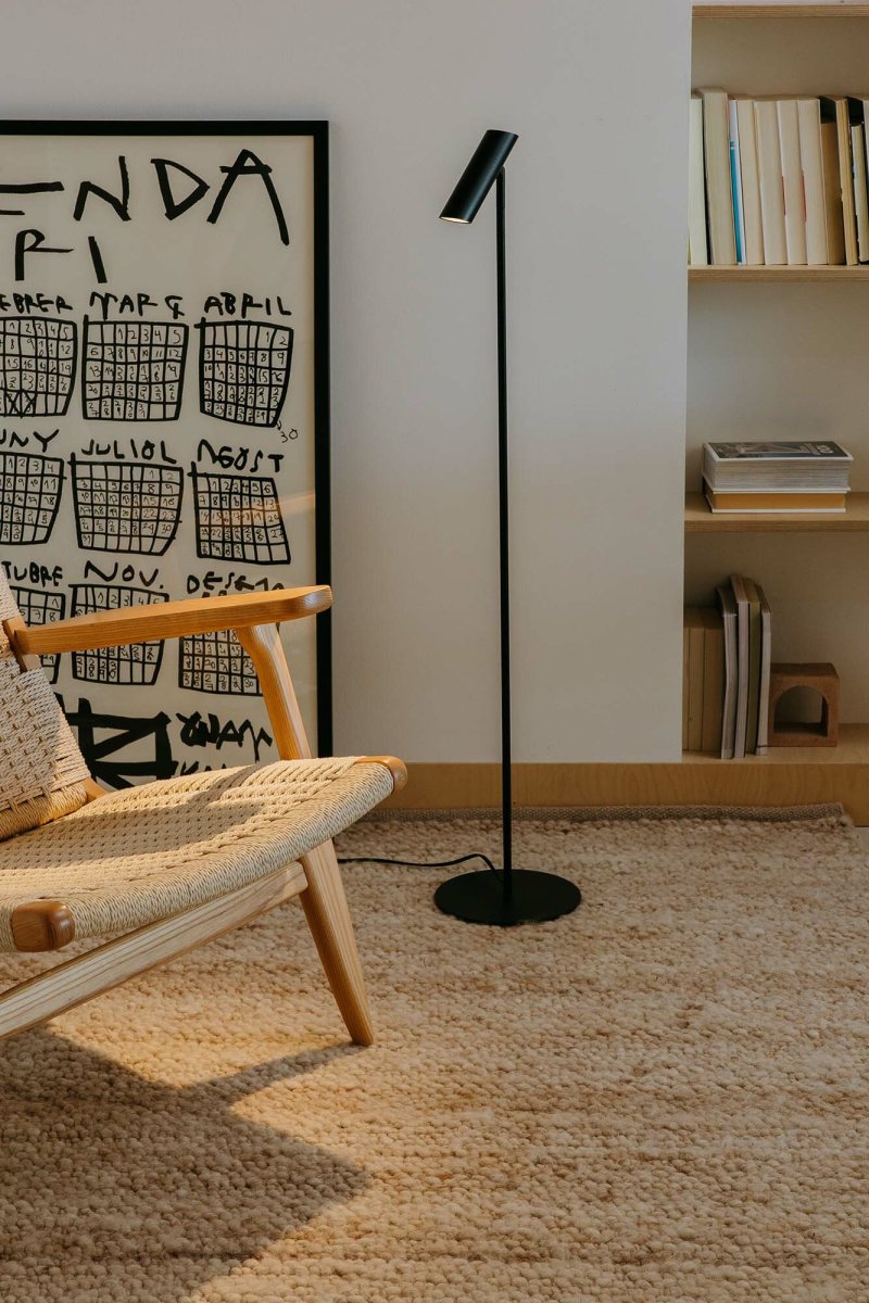 Leo Zwart vloerlamp Van Faro Barcelona - Leo is een zwarte staande lamp met ge&iuml;ntegreerde led die veelzijdigheid combineert met modern design.