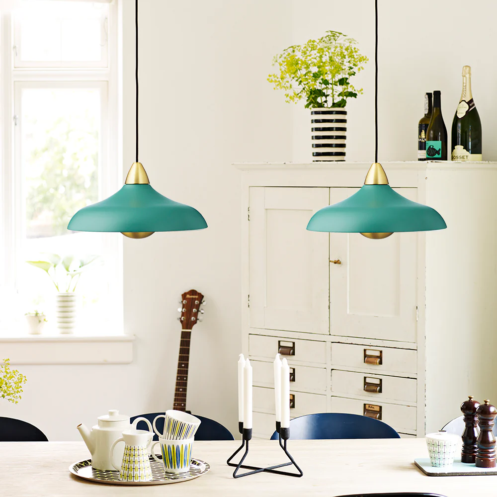 Urban Wide Ø36 Groente hanglamp Van Superliving - Verfraai uw huis met de moderne Urban Wide hanglamp, een stijlvolle combinatie van matte donkergroene afwerking en elegante messing details.