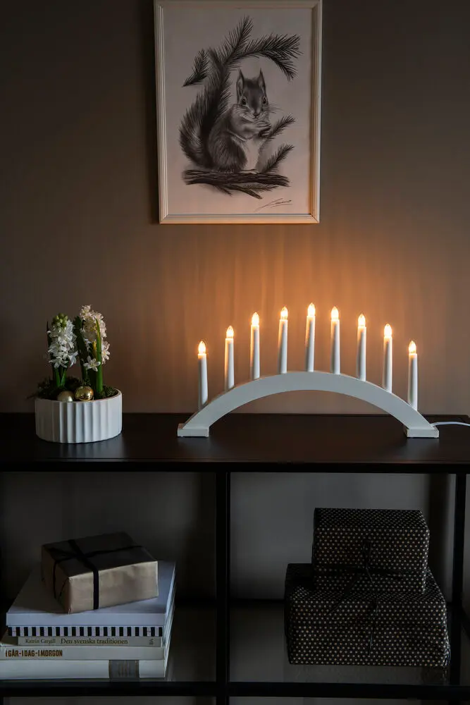 Candelabra 9 Lights Wit Van Konstsmide - De fraai gebogen vorm en de negen lichtpunten zorgen voor een harmonieus geheel en passen perfect in het raam of op een pilaar.