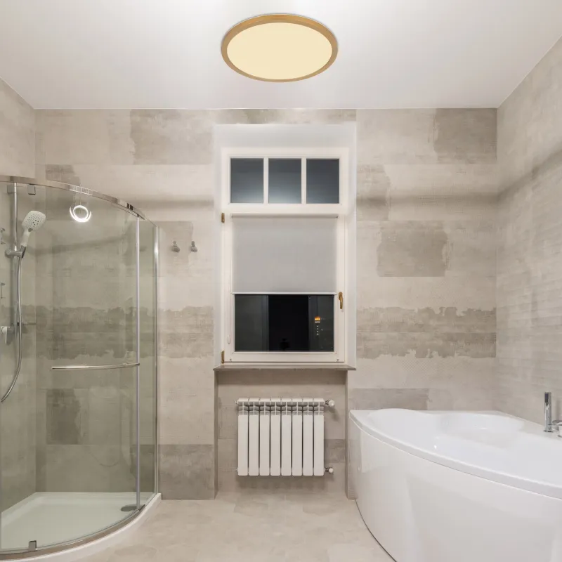 Sapana Ø30 Messing badkamerlamp Van Globo Lighting - Lampan &auml;r tillverkad av matt m&auml;ssingsf&auml;rgad och vit plast, vilket ger ett mjukt och bl&auml;ndfritt ljus.