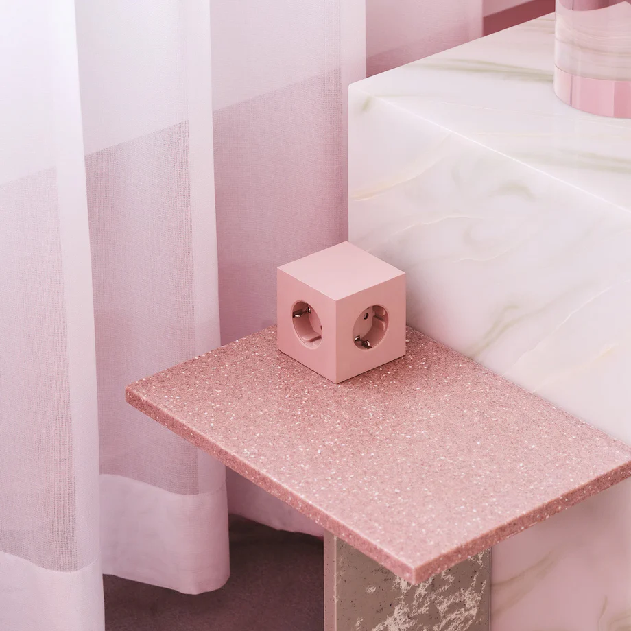 Square 1 with 30W Dual USBC & Magnetic base, 3m Roze Van Avolt - Stekkerdoos van Avolt met een stijlvol design met een lang PVC-snoer, een kubus van gerecycled plastic en een magnetisch plaatje aan de onderkant, zodat u de stekkerdoos gemakkelijk aan de muur kunt hangen.