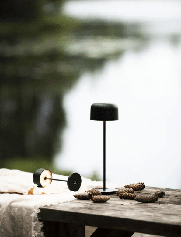 Lille 36cm Zwart Draagbare Van Konstsmide - De lamp is voorzien van een touchdimmer, waarmee u de helderheid en kleurtemperatuur kunt aanpassen van warmgeel tot warmwit licht.