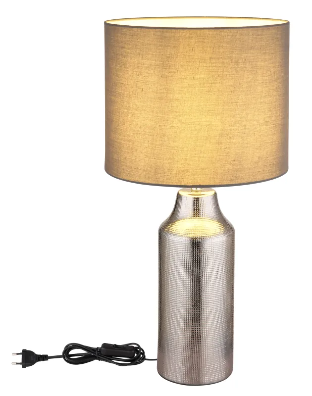 Elden 60cm Zilver tafellamp Van Globo Lighting - Den silverf&auml;rgade keramiska basen i kombination med den gr&aring;a cylindriska textilsk&auml;rmen skapar en sofistikerad kontrast och blir en stilfull inredningsdetalj.