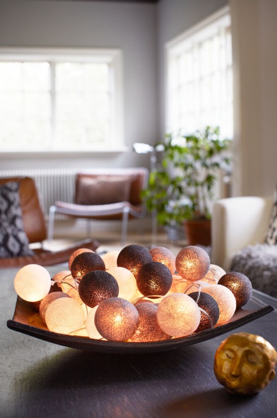 Irislights Brownie 20-lights Bruin Van Irislights - De lichtslinger wordt geleverd met handgemaakte bollen van katoen en polyester in verschillende bruintinten die een mooie gloed verspreiden wanneer ze branden.