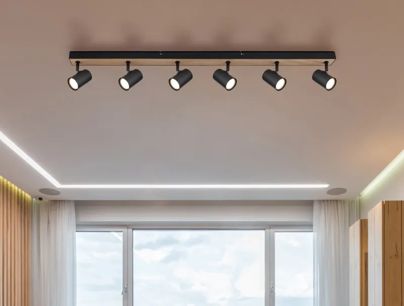 Robby 6 Natuur spot Van Globo Lighting - Robby &auml;r en&nbsp;stilren&nbsp;takspotlight som imponerar med sin eleganta design i mattsvart metall och MDF i tr&auml;-look.