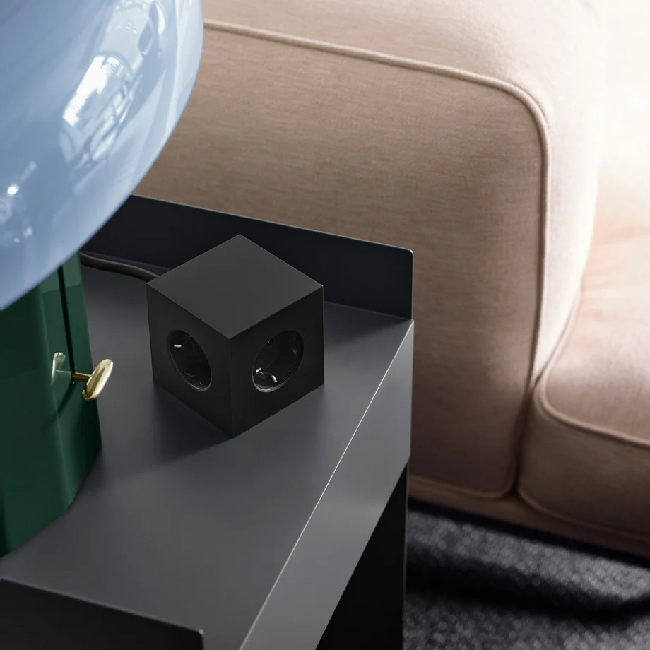 Square 1 with 30W Dual USBC & Magnetic base, 3m Zwart Van Avolt - Stekkerdoos van Avolt met een stijlvol design met een lang PVC-snoer, een kubus van gerecycled plastic en een magnetisch plaatje aan de onderkant, zodat u de stekkerdoos gemakkelijk aan de muur kunt hangen.