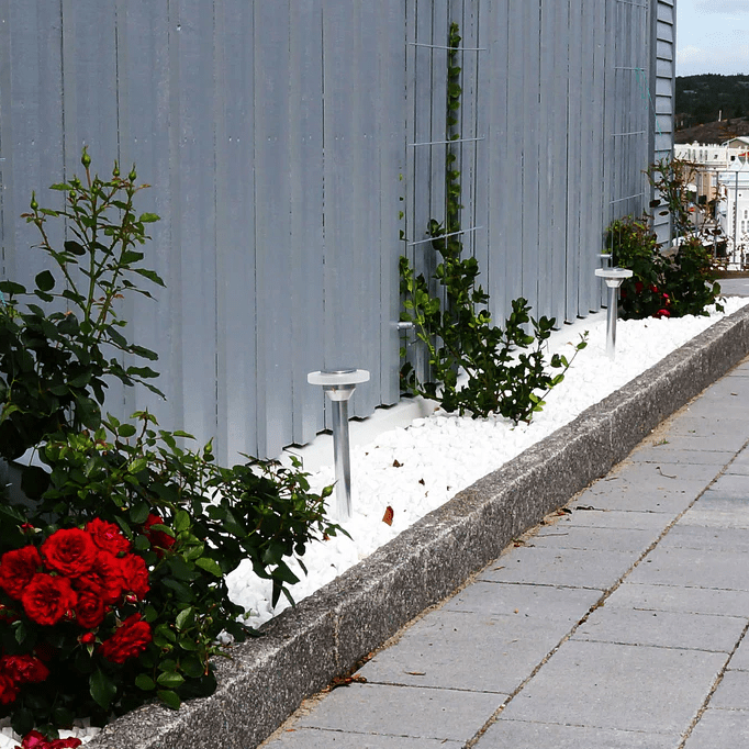 Ellips Zilver Van Lightson - En stilren l&auml;gre pollare som passar om du vill skapa ledljus l&auml;ngs en g&aring;ng eller stig.