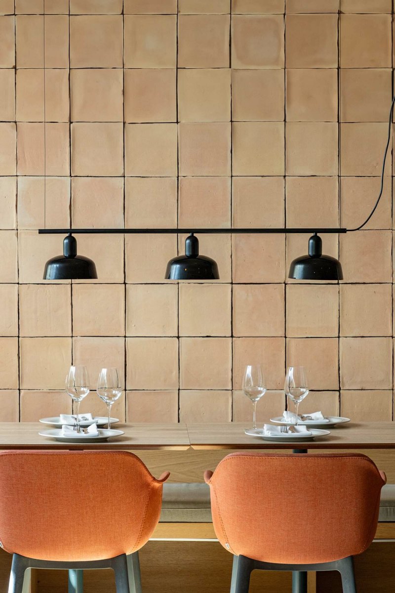 Tatawin 100cm Zwart hanglamp Van Faro Barcelona - Tatawin is een plafondlamp met een zwarte structuur en een zwarte metalen kap die een gefocust en stijlvol licht verspreidt.