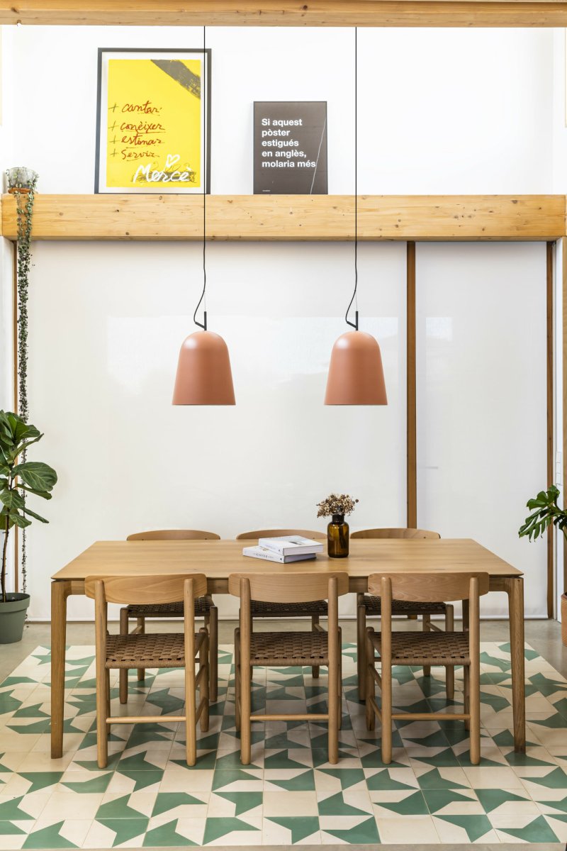 Studio Ø30 Roze hanglamp Van Faro Barcelona - Studio is een elegante hanglamp in roze, ontworpen door Nahtrang met inspiratie uit de klassieke lijnen van de jaren 50 - tijdloze esthetiek in een moderne vintage stijl.