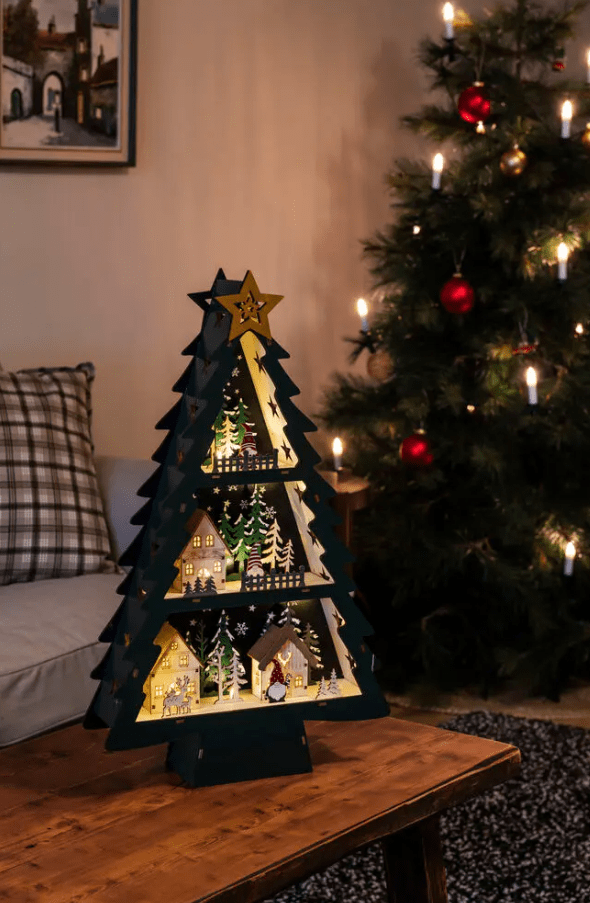 Silhouet Kerstboom Groente Van Konstsmide - Prachtige decoratie in de vorm van een kerstboom, geheel gemaakt van hout.