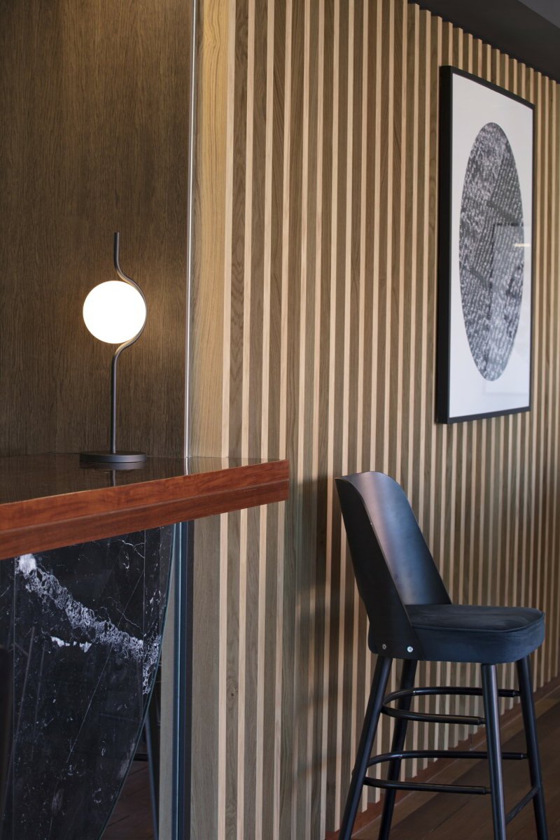 Le Vita 58cm Zwart tafellamp Van Faro Barcelona - De tafellamp combineert een ronde glazen kap met een dunne, verfijnde metalen structuur voor een lichte en moderne uitstraling.