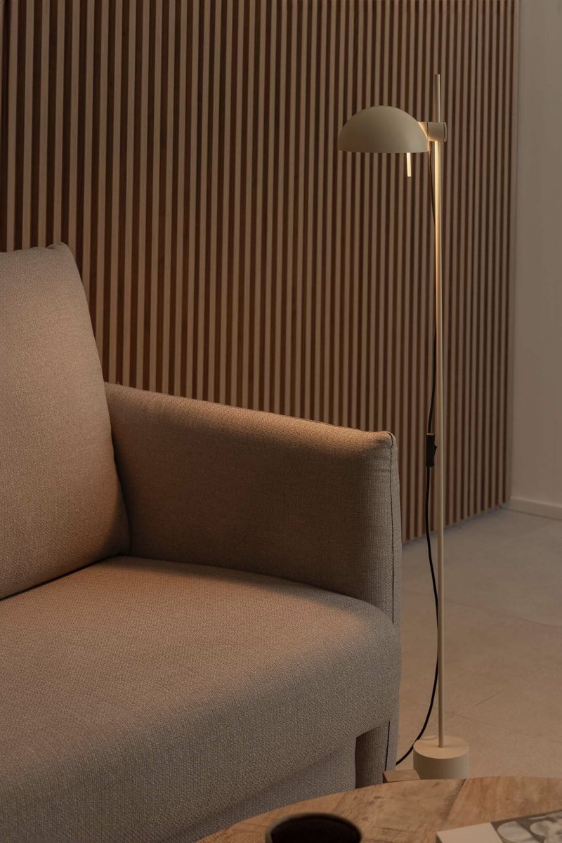 Matilda Beige vloerlamp Van Faro Barcelona - Matilda is een beige staande lamp met een stijlvol, geometrisch design die in elk interieur past.