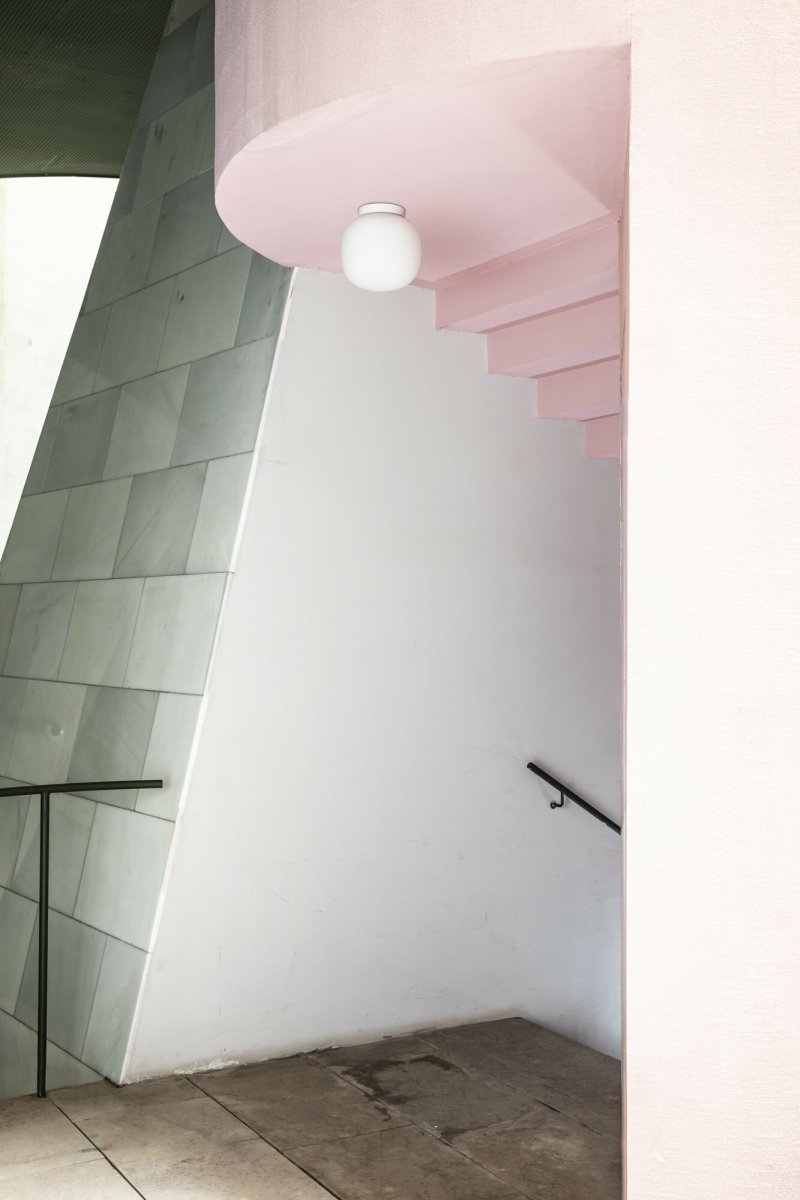 Amelia Ø22 Wit badkamerlamp Van Faro Barcelona - Amelia is een plafondlamp in wit, ontworpen door H&eacute;ctor Serrano, met een lichte en luchtige uitstraling.