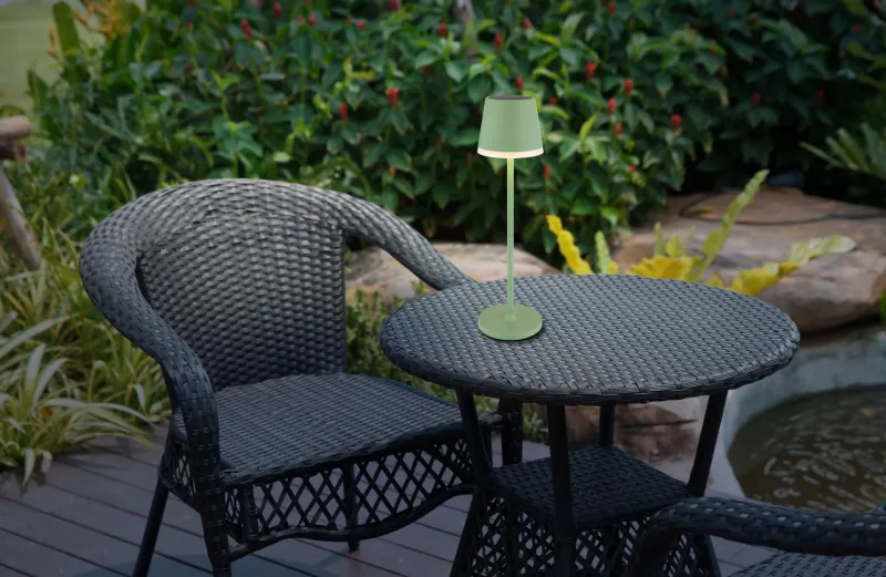 Bordslampa LED Groente solarlamp Van Globo Lighting - Den diskreta designen sm&auml;lter in i alla milj&ouml;er och med IP44-klassning &auml;r den t&aring;lig mot v&auml;der och vind.