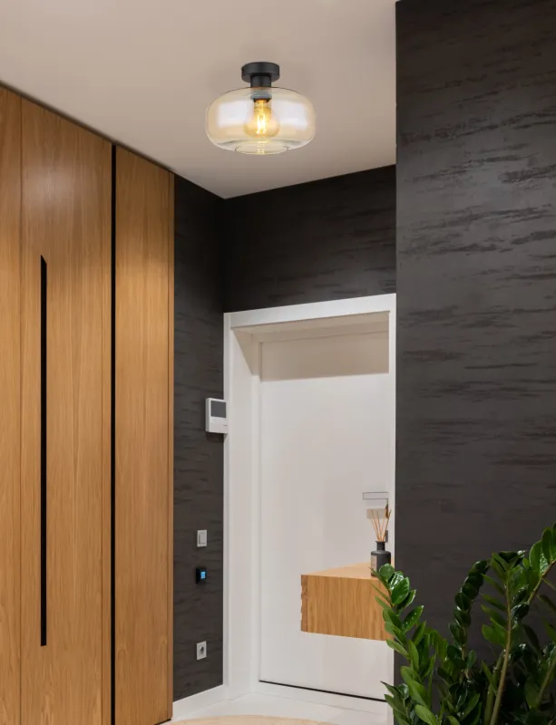 Giuseppe Ø28 Amber plafondlamp Van Globo Lighting - Lampan &auml;r tillverkad av mattsvart metall och &auml;r smyckad med en vackert formad glaskupa i amberf&auml;rgat glas.