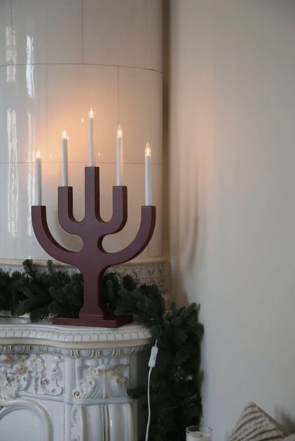 Sapin 5L ROOD Van Markslöjd - Dankzij het royale formaat is het een decoratieve blikvanger, vooral in grote ramen waar de vijf kaarsen een warme en sfeervolle gloed verspreiden tijdens donkere winteravonden.