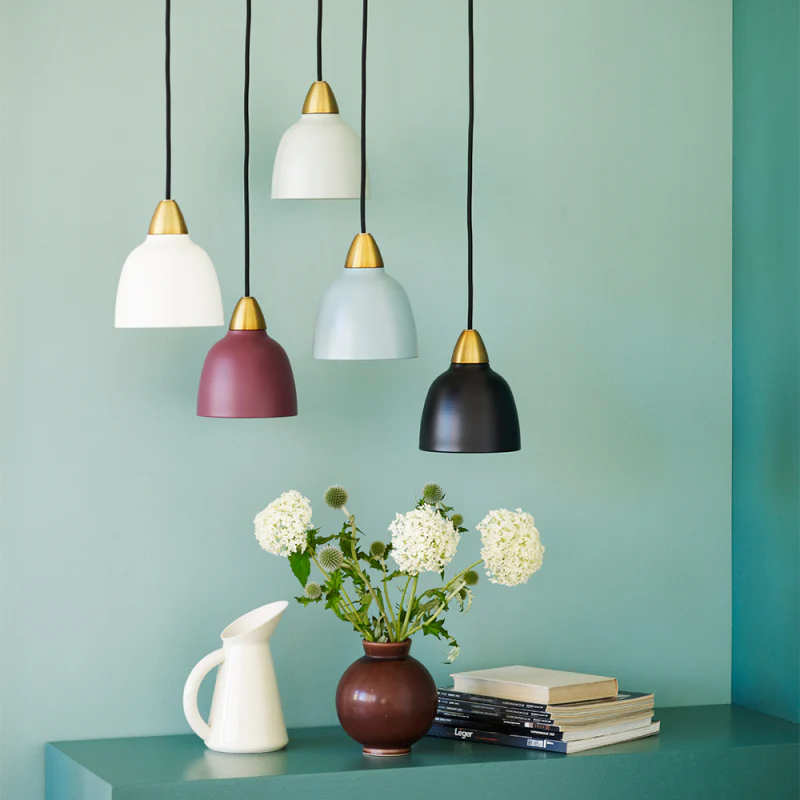 Urban Mini Ø15 Blauw hanglamp Van Superliving - Ondanks zijn kleinere formaat verspreidt de Urban Mini een indrukwekkende lichtspreiding en is hij zowel geschikt voor boven het aanrecht als voor in een gezellige leeshoek.