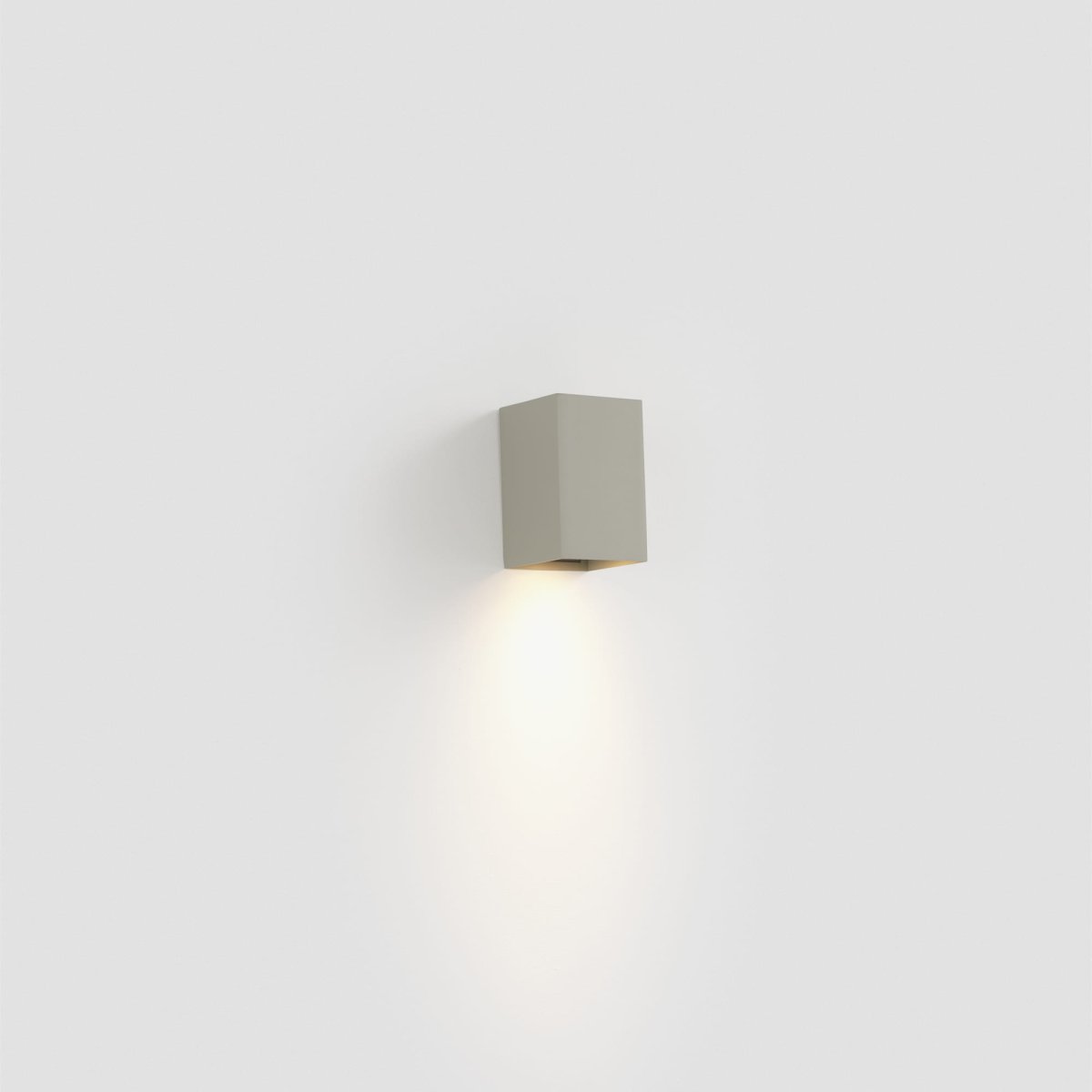 Lune 10cm Grijs wandlamp Van Faro Barcelona - Lune is een vierkante wandlamp met een matgrijs oppervlak die perfect past in hallen, corridors en andere doorgangen.