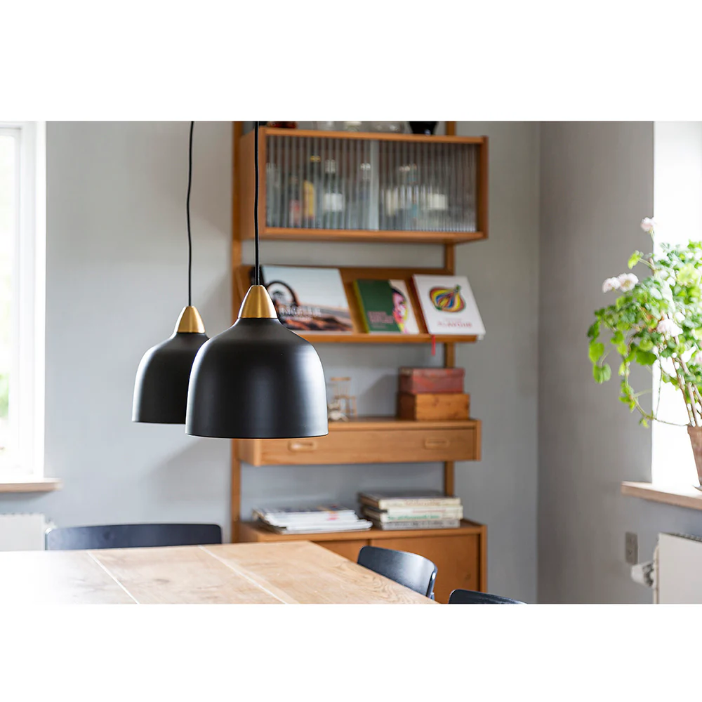 Urban Ø24 Zwart hanglamp Van Superliving - De Urban hanglamp combineert modern design met een luxueuze toets van messing en cre&euml;ert zo een stijlvolle en verfijnde sfeer in uw huis.