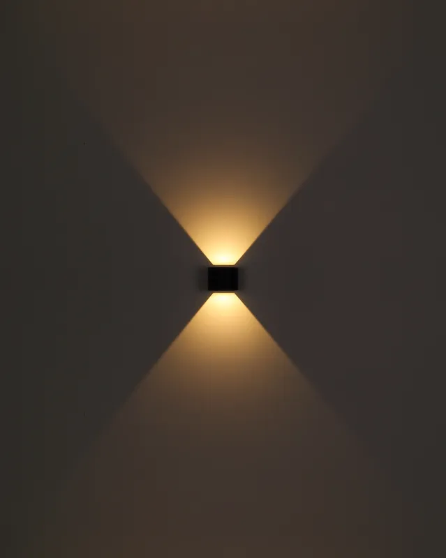 Veronika Zwart buitenlamp Van Globo Lighting - Med sin halvcirkelformade design i matt svart pressgjuten&nbsp;aluminium ger den ett elegant intryck samtidigt som den &auml;r v&auml;dert&aring;lig.