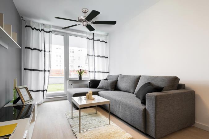 Cyclone Ø132 Geborsteld staal Van Westinghouse - De ventilator heeft een robuuste en stille AC-motor (49 dB) en wordt geleverd met vijf omkeerbare bladen in het zwart of zwart met zilveren strepen.