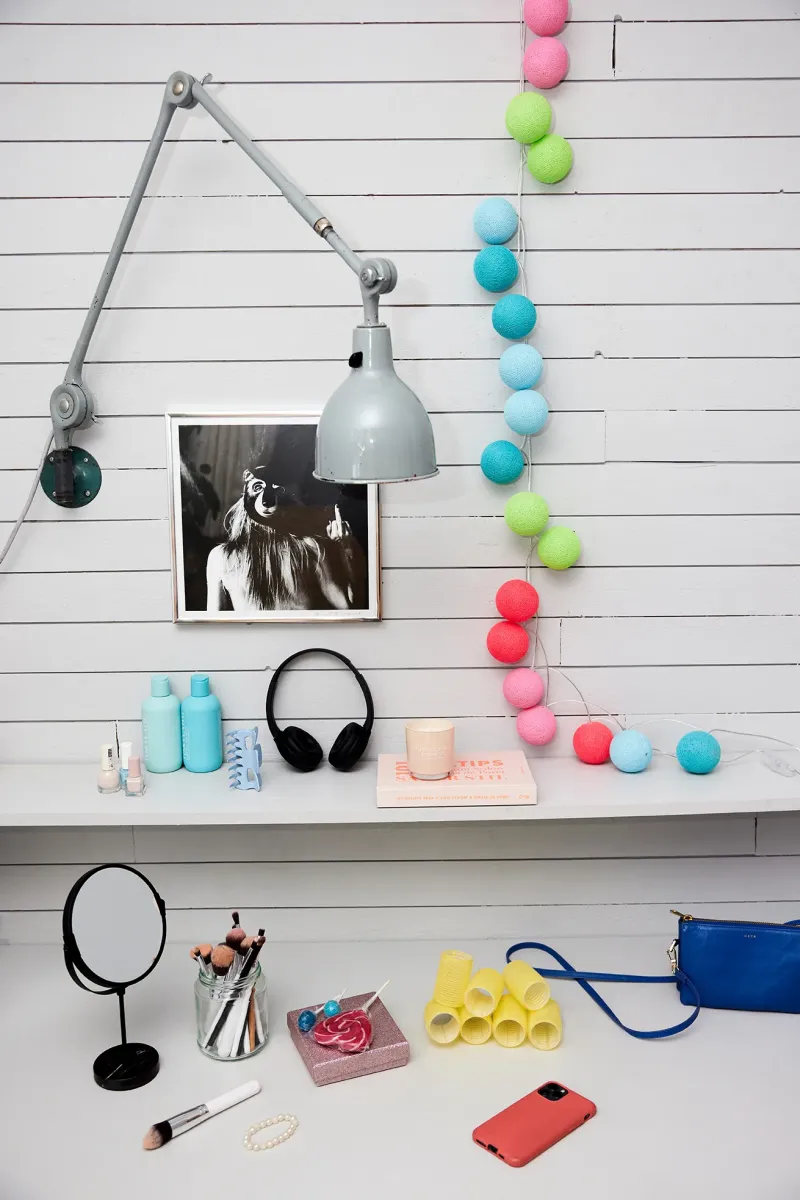 Irislights Neon 20-lights Veelkleurig Van Irislights - De ballen worden eenvoudig in de gewenste volgorde over de lampjes van het snoer bevestigd en kunnen vervolgens worden gebruikt als decoratief element voor een raam of als sfeervolle verlichting in een mand in de kinderkamer.