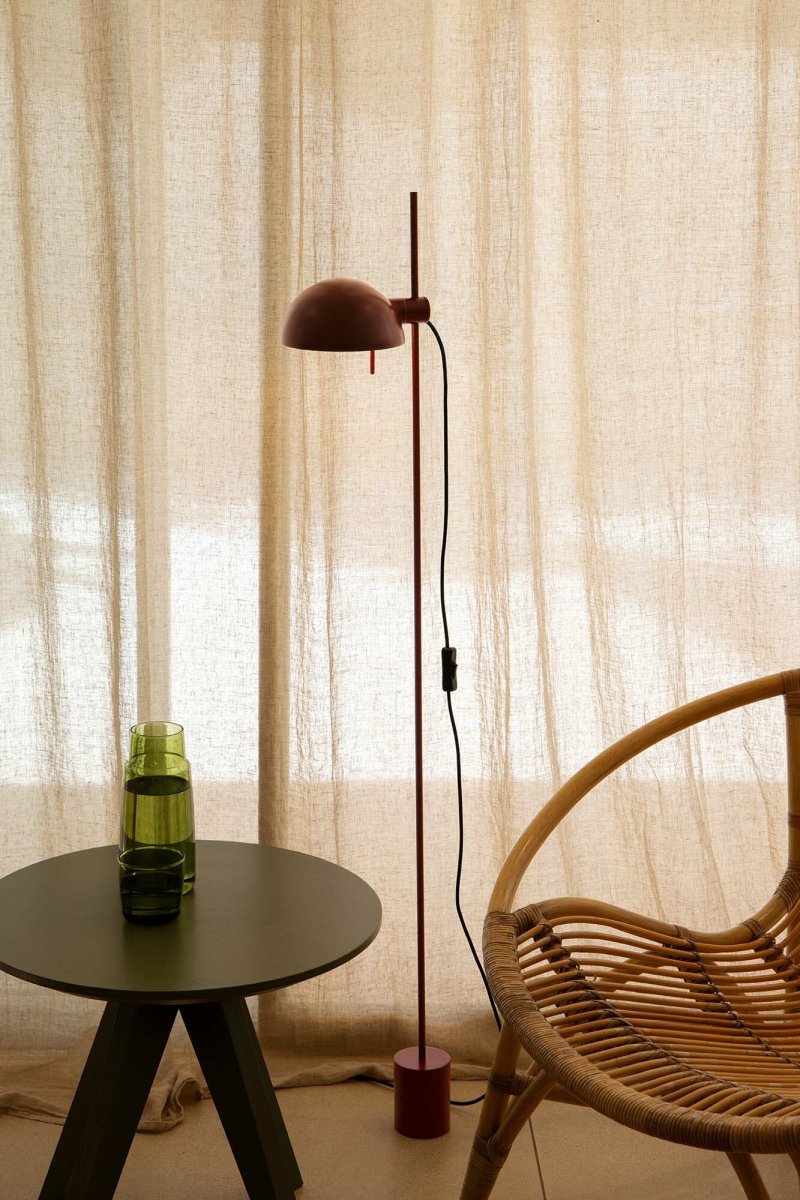 Matilda Bourgondië vloerlamp Van Faro Barcelona - Matilda is een bordeauxrode staande lamp met een stijlvol, geometrisch design die in elk interieur past.