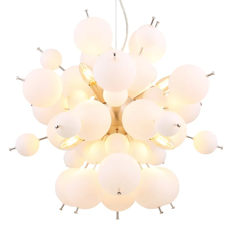 Udo Ø55 Wit hanglamp Van Globo Lighting - Dess unika design imponerar med en rund form d&auml;r eleganta metallst&auml;nger sammanl&auml;nkas med dekorativa kulor i olika storlekar.