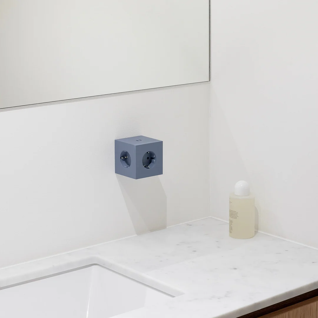 Square 2 Socket extender with 30W Dual USBC Blauw Van Avolt - Stopcontactvergroter van Avolt met een stijlvol design met een kubus van gerecycled plastic en een magnetisch plaatje aan de onderkant, zodat u de stekkerdoos gemakkelijk aan de muur kunt hangen.