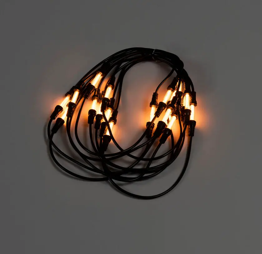 Verlichting Voor Vlaggenmast amber 6m Zwart Van Konstsmide - Vlaggenmastlus met 5 lussen en 20 langwerpige amberkleurige LED-lampjes die een warm, aangenaam licht geven.