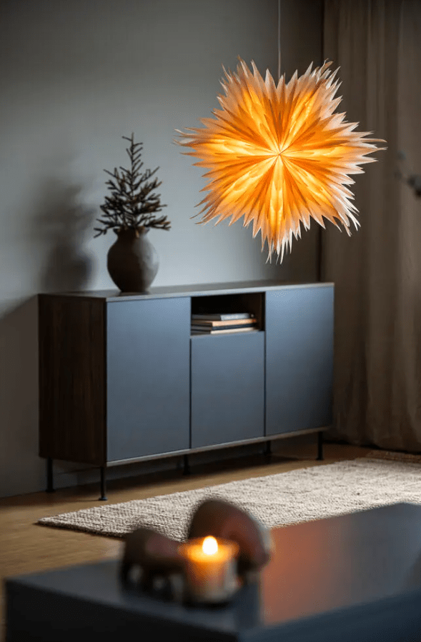 Papieren Ster Ø60 Goud Van Konstsmide - Ideaal om in het raam te hangen of tegen een mooie muur &ndash; een tijdloze decoratie die elke kamer met haar eenvoudige elegantie verfraait.