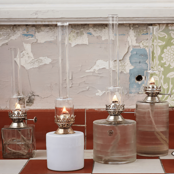 Kerosene Lamp Straight Big Wit Van Strömshaga - Gebruik voor deze olielamp de lampenolie van Str&ouml;mshaga (artikelnummer 100001), apart verkrijgbaar.