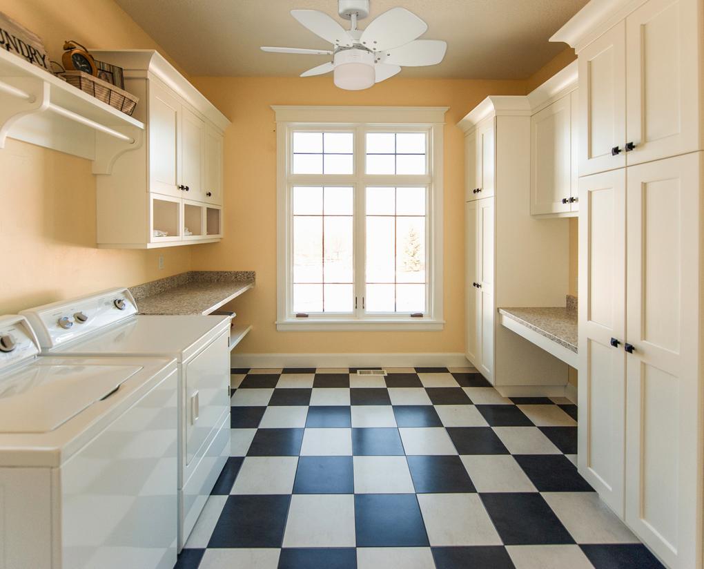 Flora Royale Ø76 Wit Van Westinghouse - De Flora Royale plafondventilator heeft een elegante witte afwerking met zes omkeerbare bladen in de kleuren wit of licht esdoorn en een opaalkleurige kap van matglas voor verlichting.