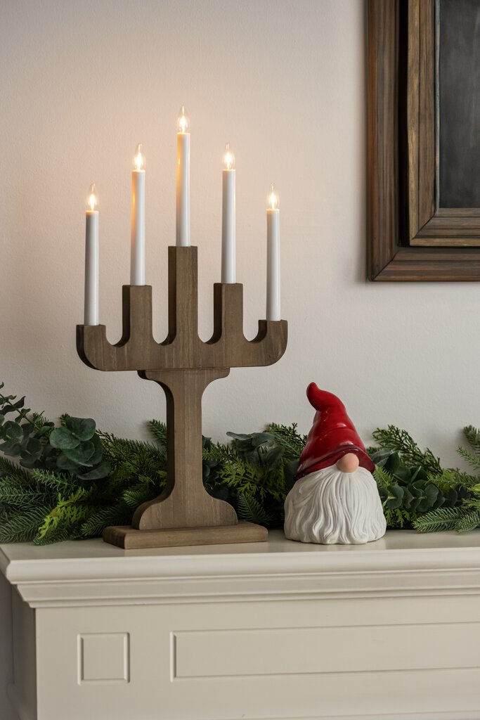 Candelabra 5 Lights Okkernoot Van Konstsmide - Met vijf lampjes verspreidt het een warm en sfeervol licht, wat zorgt voor een gezellige sfeer tijdens de wintermaanden.