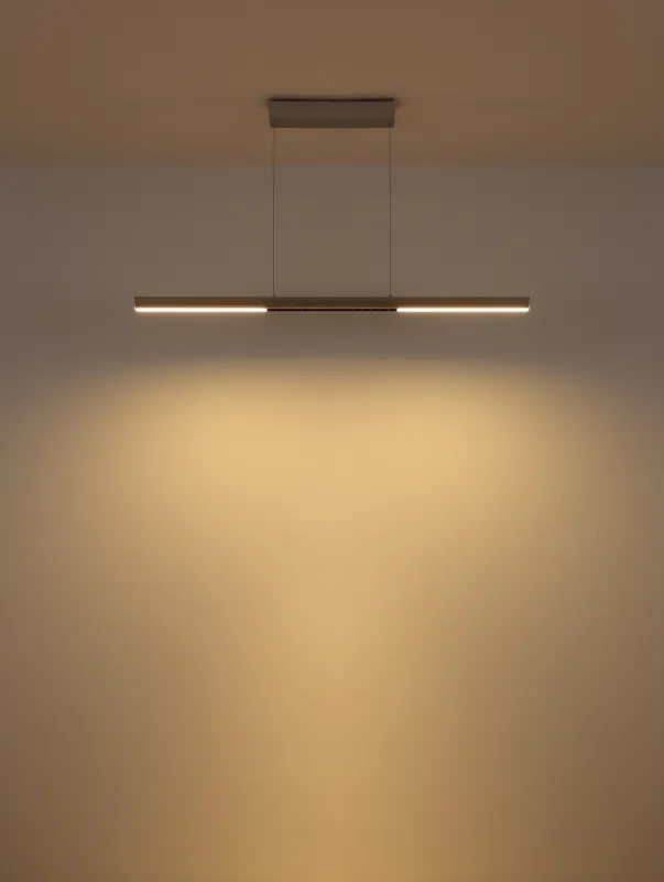 Cody 120cm Staal hanglamp Van Globo Lighting - Lampan &auml;r tillverkad av borstat aluminium som ger ett elegant och tidl&ouml;st uttryck som smidigt sm&auml;lter in i olika inredningsstilar, perfekt f&ouml;r stora matbord eller k&ouml;ks&ouml;ar.