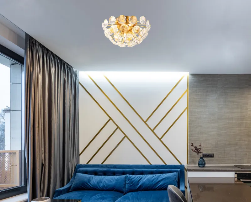 Virina Ø40 Goud plafondlamp Van Globo Lighting - Dess eleganta design kombinerar en gyllene metallkropp med en sk&auml;rm av klara kristaller, vilket ger en lyxig och sofistikerad k&auml;nsla till ditt hem.