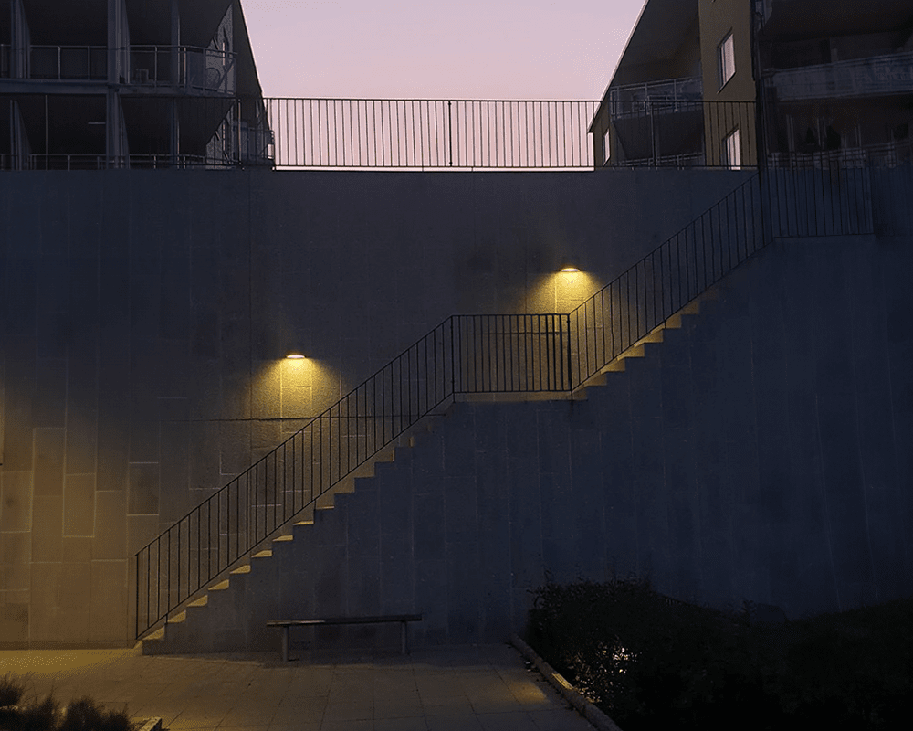 Mini Grijs buitenlamp Van Westal - De armatuur heeft een GU10-fitting en zorgt voor een niet-verblindende downlight.