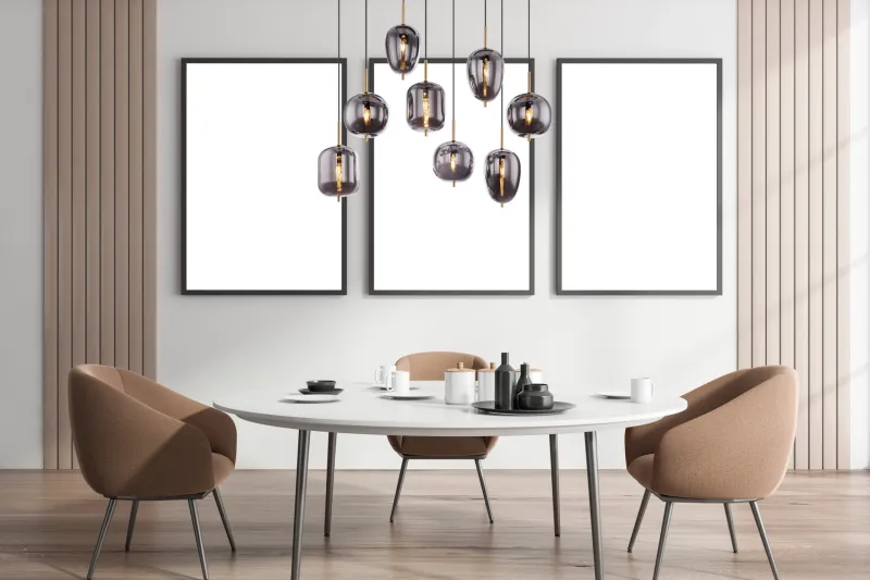 Blacky 102cm Messing hanglamp Van Globo Lighting - Den 102,5 cm l&aring;nga pendellampan har en rektangul&auml;r m&auml;ssingsf&auml;rgad metallplatta, fr&aring;n denna h&auml;nger &aring;tta svarta kablar med runda, r&ouml;kf&auml;rgade glasglober i olika former.