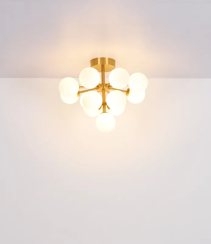 Grappy Ø56 Goud plafondlamp Van Globo Lighting - Grappy plafond i guldf&auml;rgad metall blir en stilfull och lyxig detalj i varje rum med sin glamor&ouml;sa design och de 13st opalf&auml;rgade glaskulorna.