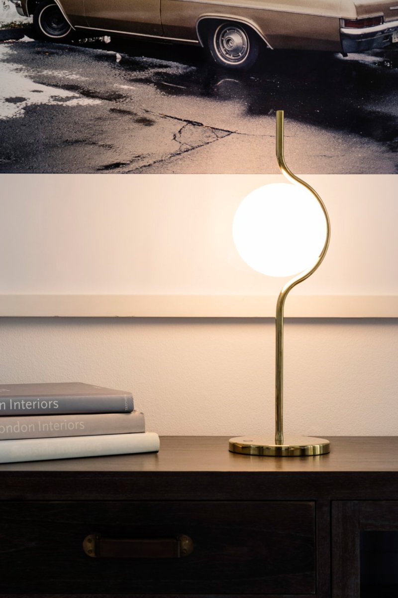Le Vita 58cm Goud tafellamp Van Faro Barcelona - De tafellamp combineert een ronde glazen kap met een dunne, verfijnde metalen structuur voor een lichte en moderne uitstraling.