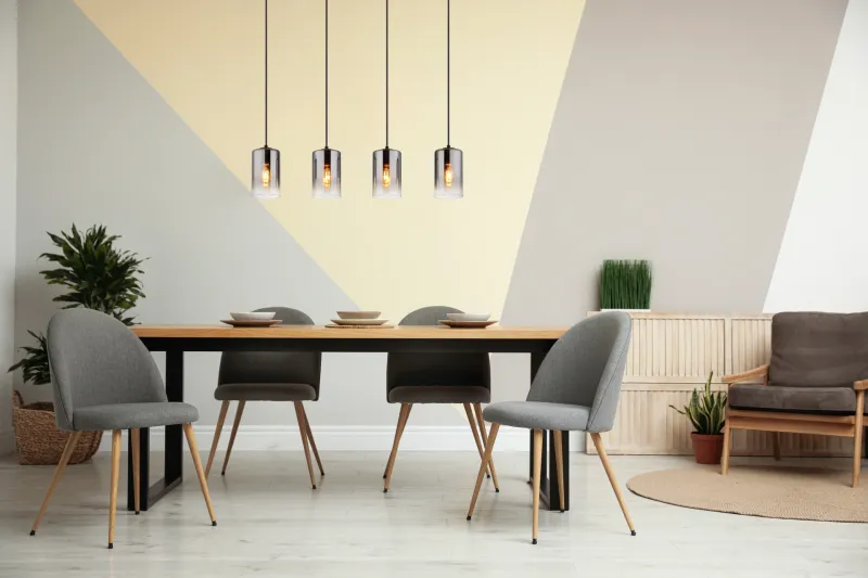Roy 86cm Rookkleurig hanglamp Van Globo Lighting - Roy takpendel kombinerar modern design med funktionalitet och blir en elegant detalj i ditt hem.