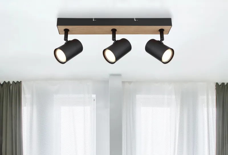 Robby 3 Natuur spot Van Globo Lighting - Robby &auml;r en&nbsp;stilren&nbsp;takspotlight som imponerar med sin eleganta design i mattsvart metall och MDF i tr&auml;-look.